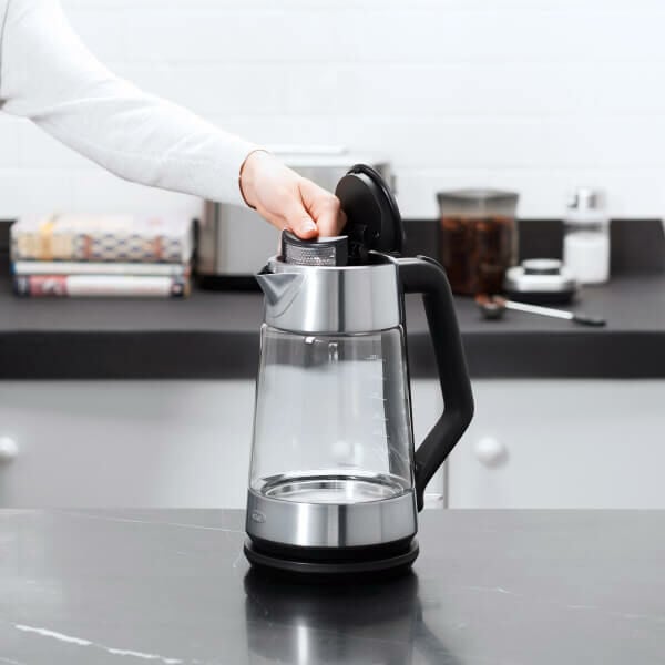 cordless-glass-electric-kettle-v5 lifestyle5.jpg