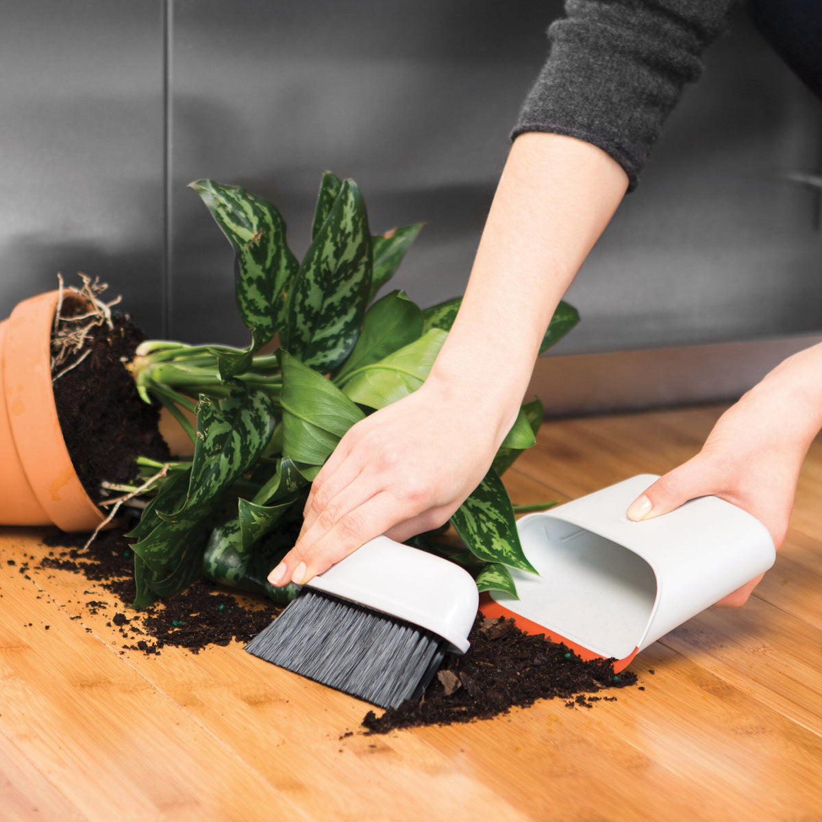 compact-dustpan-and-brush-set-u0 1334280_9_compact_dustpan_brush_set.jpg