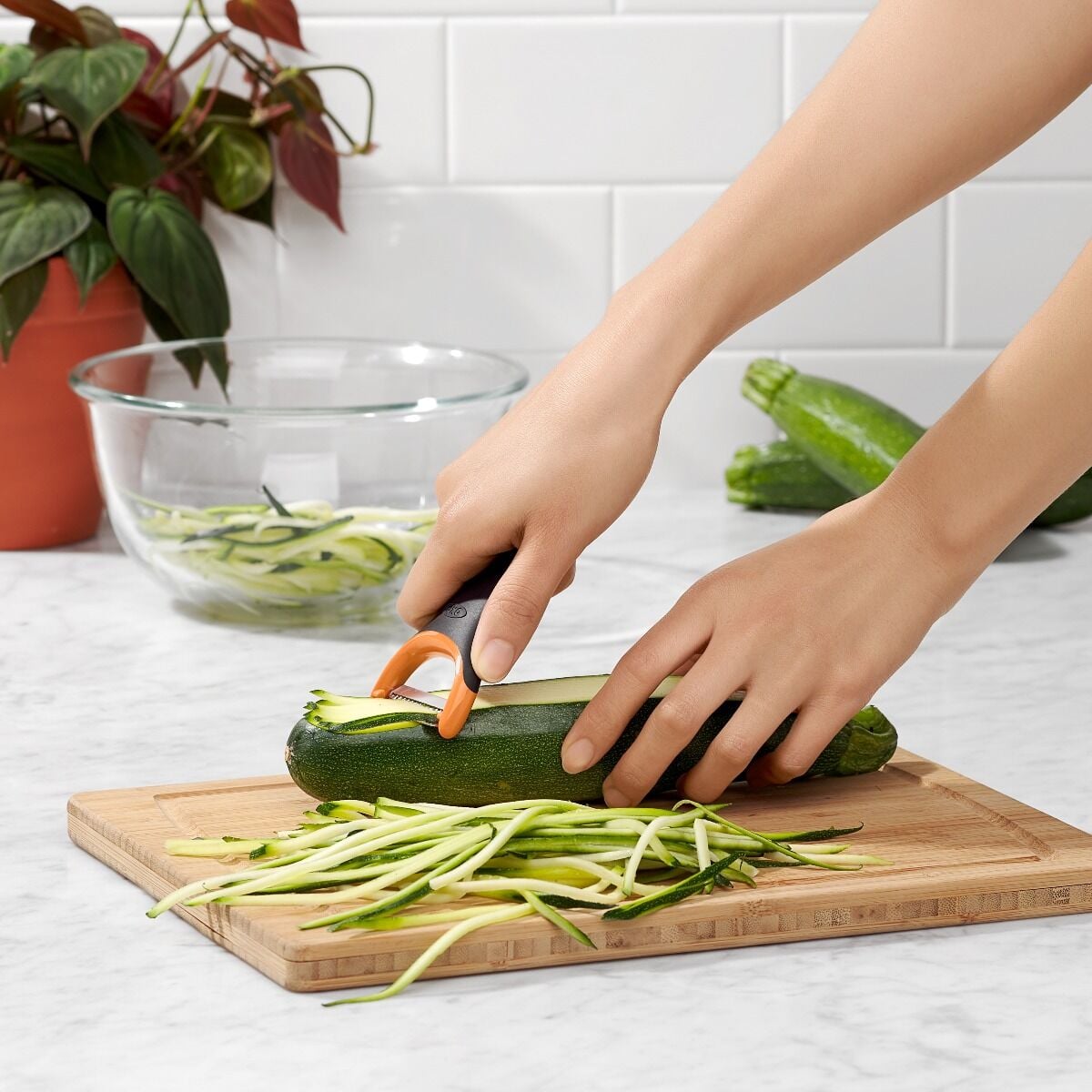 oxo-julienne-prep-y-peeler-i9 gg_11259100_4.jpg