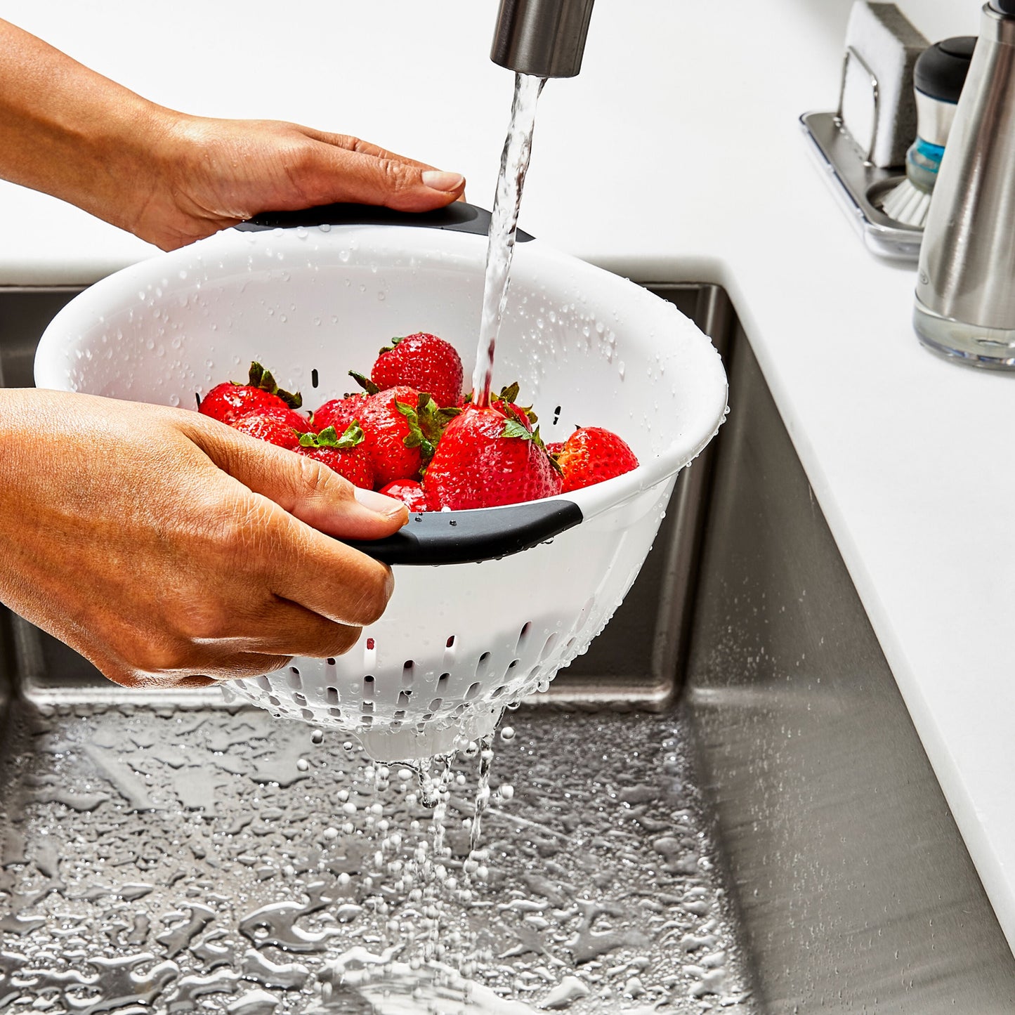 plastic-colander-g9 gg_11331000_plasticcolander3qt_pdp_05.jpg