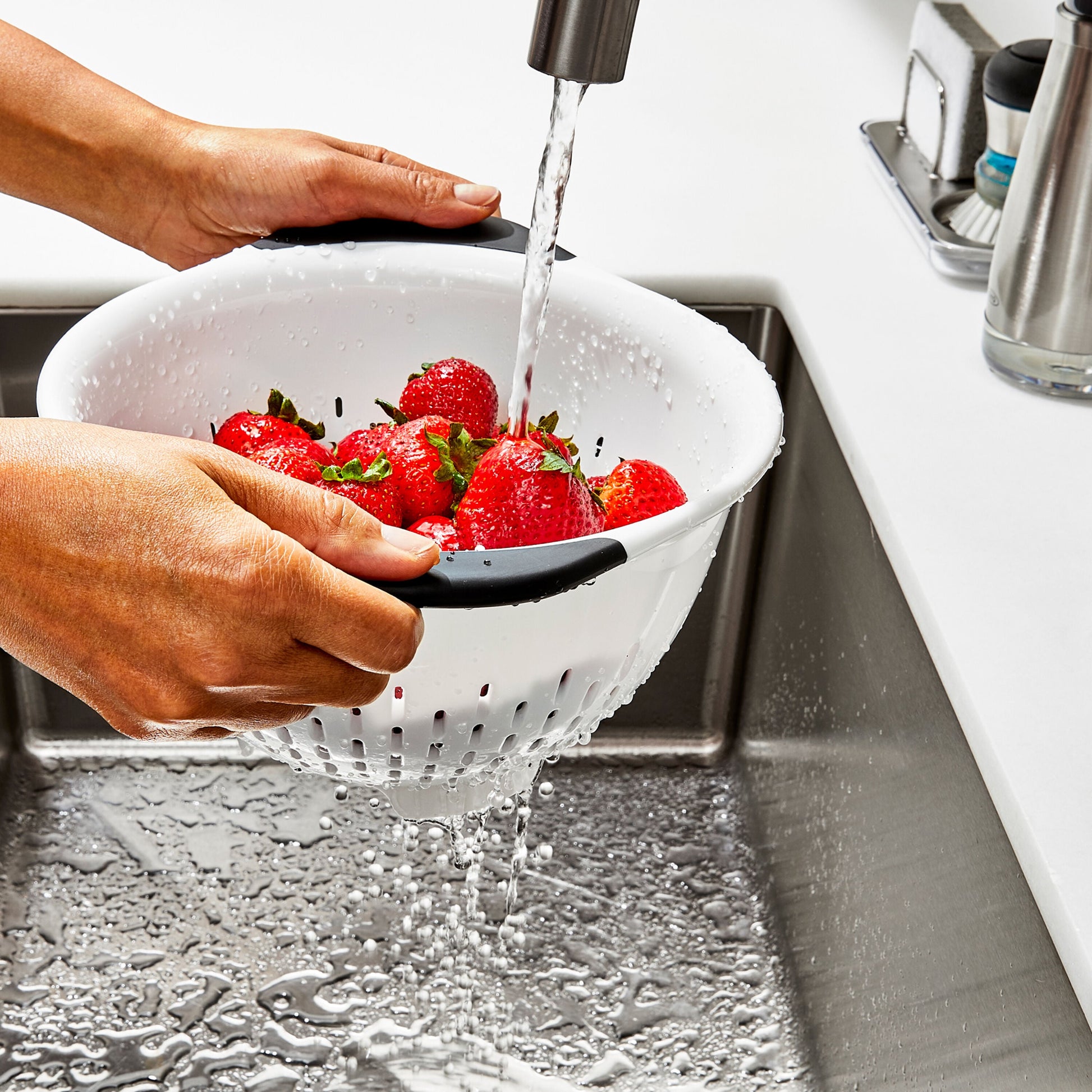 plastic-colander-g9 gg_11331000_plasticcolander3qt_pdp_05.jpg