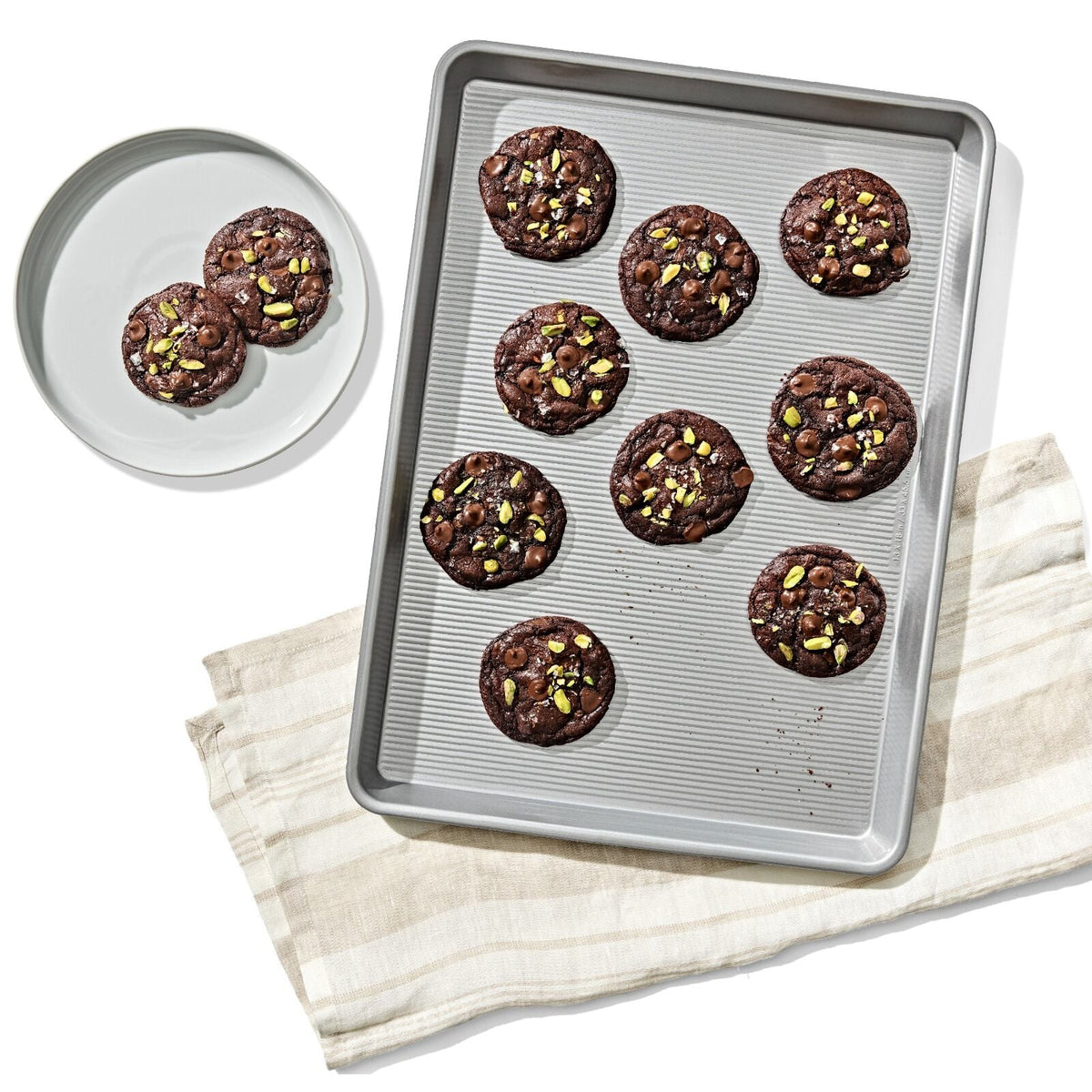 non-stick-pro-clear-coated-half-sheet-pan-j6 gg_11435300_half-sheet-pan_pdp_01.jpeg