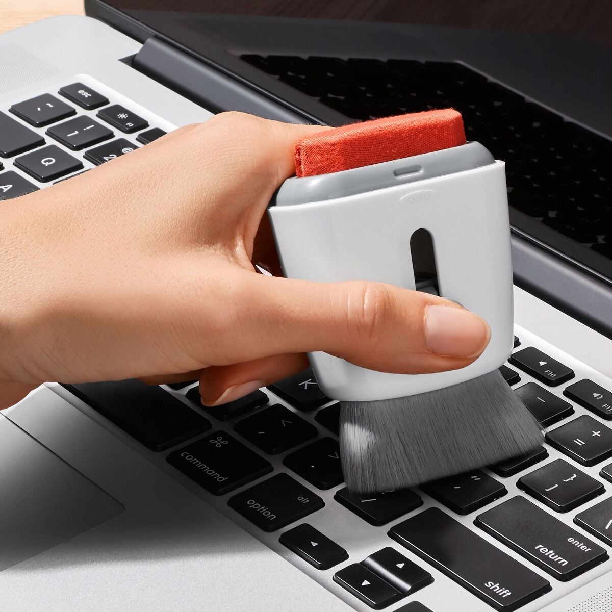 sweep-and-swipe-laptop-cleaner-w8 gg_12246100_9c.jpg