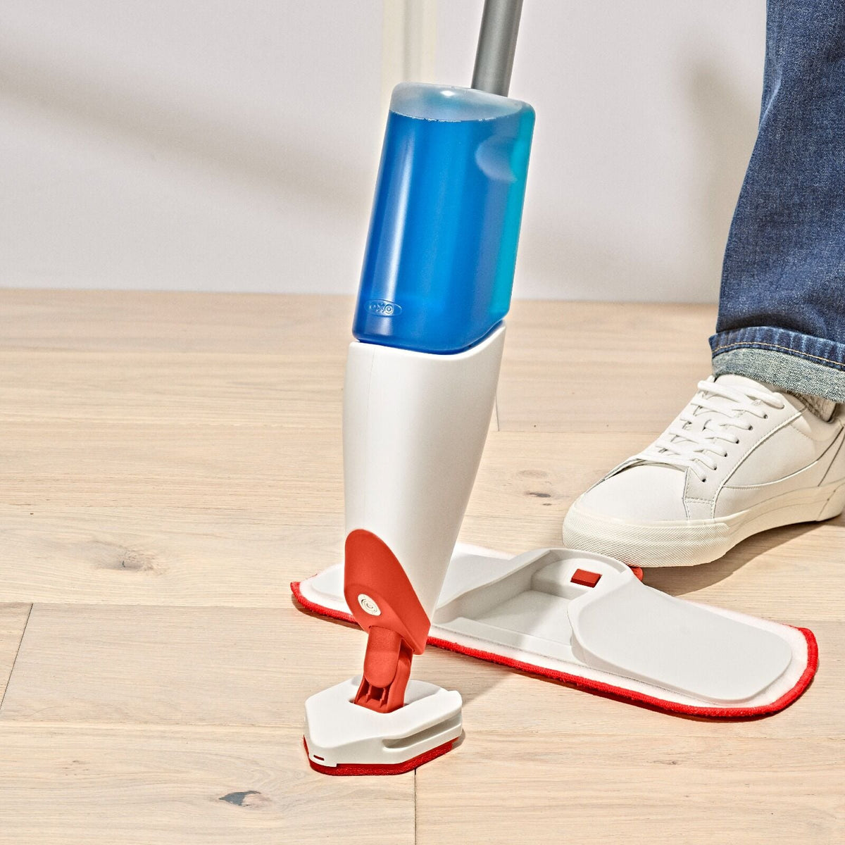 microfiber-spray-mop-v0 gg_12422900_spray-mop_pdp_05.jpeg