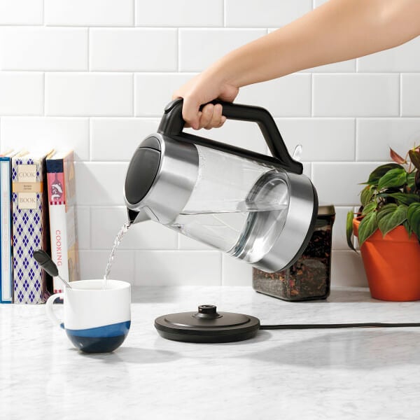 cordless-glass-electric-kettle-v5 lifestyle1.jpg