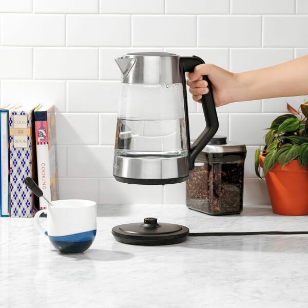 cordless-glass-electric-kettle-v5 lifestyle2.jpg