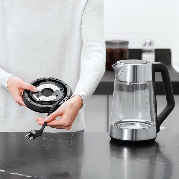 cordless-glass-electric-kettle-v5 lifestyle3.jpg