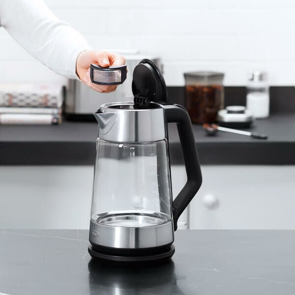 cordless-glass-electric-kettle-v5 lifestyle4.jpg