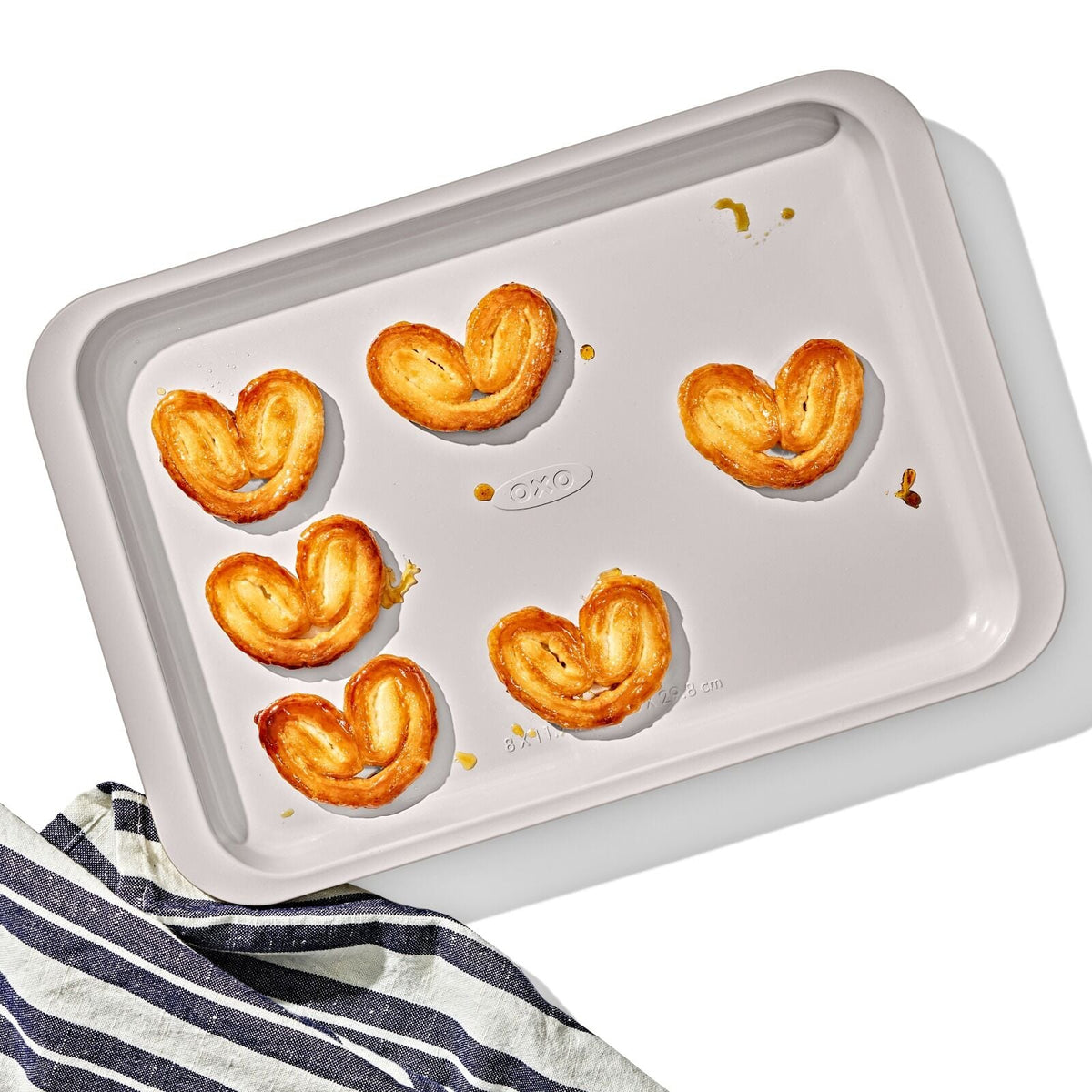 non-stick-pro-ceramic-coated-metal-bakeware-quarter-sheet-pan-n2 oxo_quarter-sheet-pan_pdp_01_1.jpg