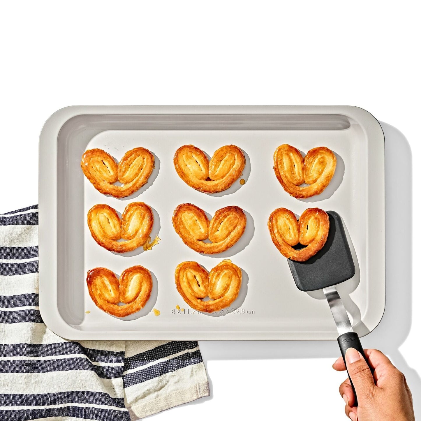 non-stick-pro-ceramic-coated-metal-bakeware-quarter-sheet-pan-n2 oxo_quarter-sheet-pan_pdp_03_1.jpg