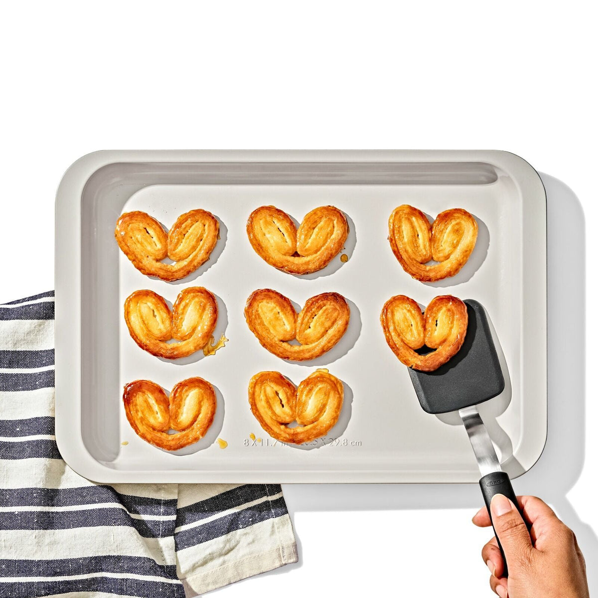 non-stick-pro-ceramic-coated-metal-bakeware-quarter-sheet-pan-n2 oxo_quarter-sheet-pan_pdp_03_1.jpg