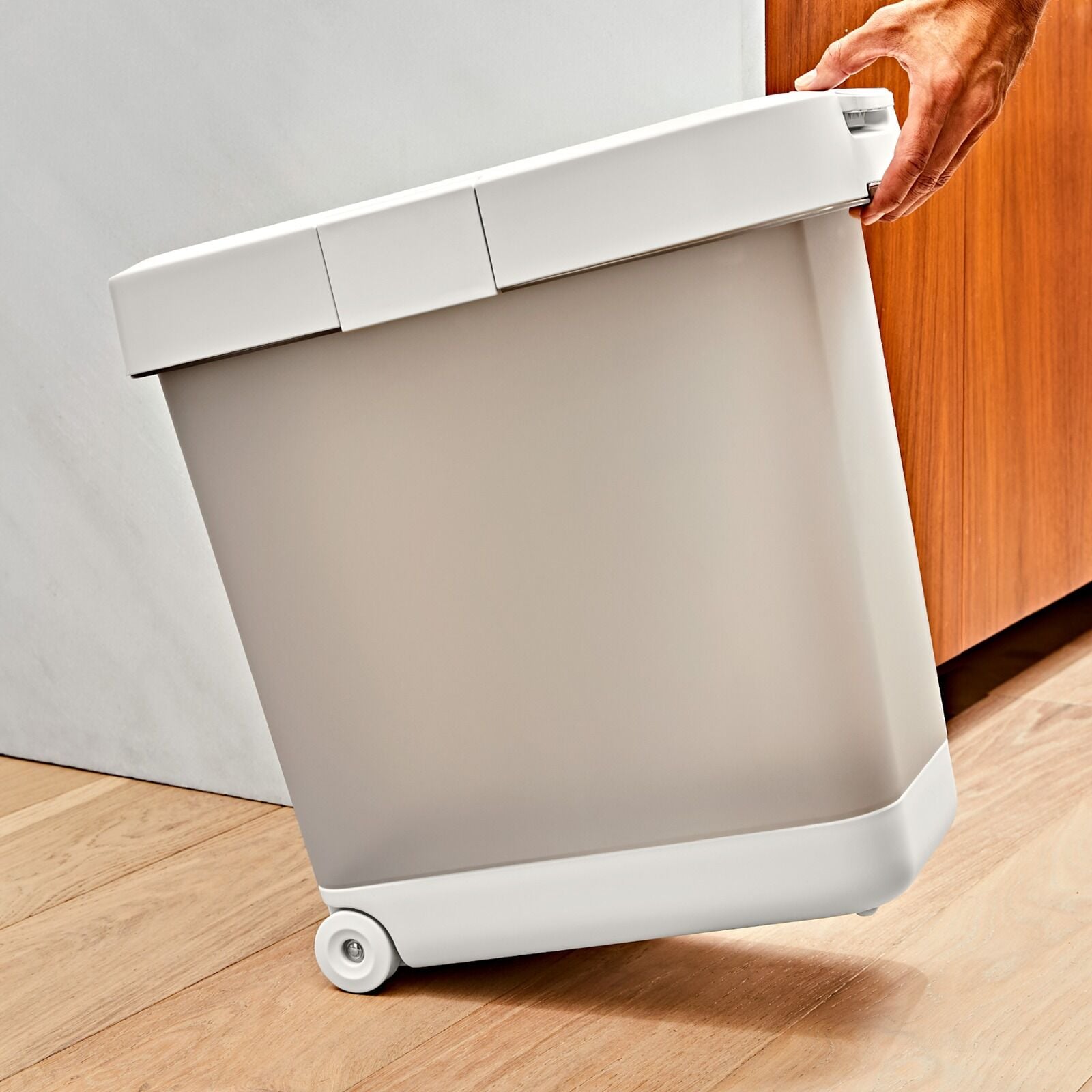 oxo-pet-airtight-food-container-with-scoop-large-e7 pet_7301500_airtight-food-container-large_pdp_05.jpeg