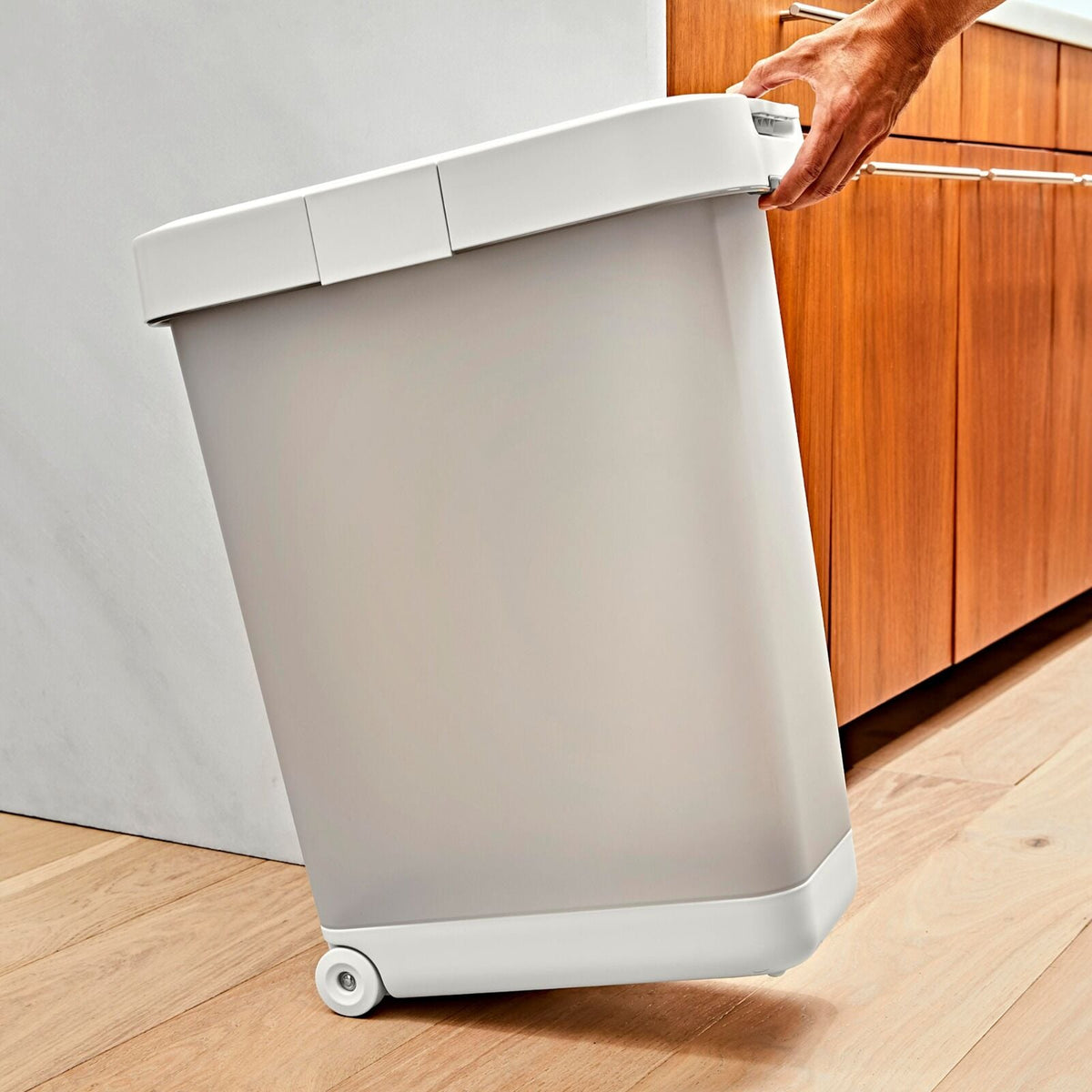 oxo-pet-airtight-food-container-with-scoop-extra-large-w0 pet_7301600_airtight-food-container-extra-large_pdp_05.jpeg